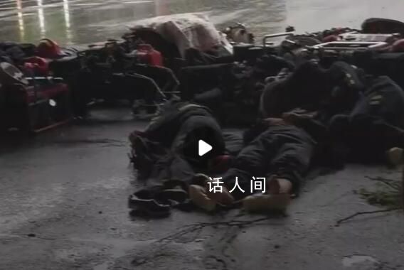 搶險(xiǎn)一線的消防員們?cè)跇虻紫囟?搶險(xiǎn)任務(wù)緊急一定注意安全