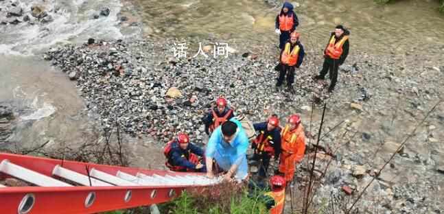 實探北京潭柘寺地區災后情況 朝陽消防跨河流越障礙轉移被困者