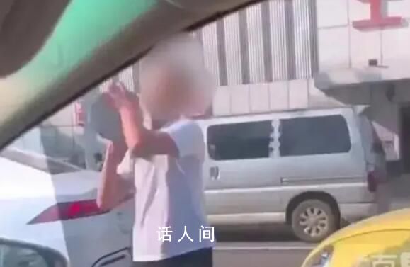 孕婦開車遭路怒男子強行別停砸車 嚇得孕婦立即報警