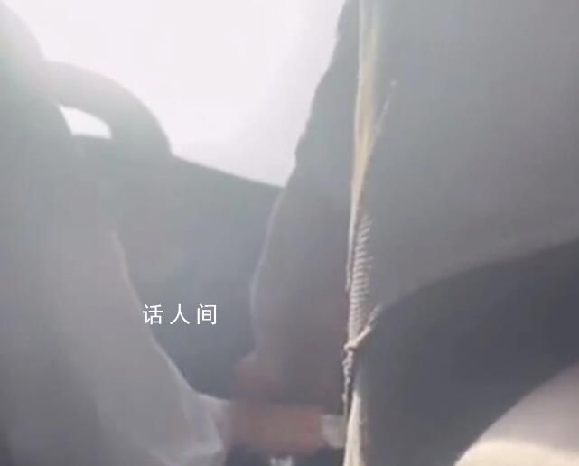 駕校教練摸女學(xué)員手腿數(shù)分鐘被開(kāi)除 女孩全程疑因害怕未說(shuō)話