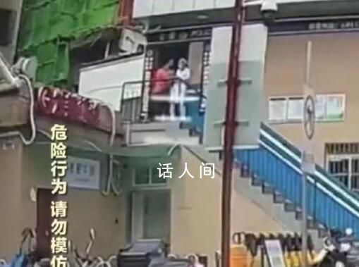 女子在樓梯上將護士推倒?jié)L落 此事引起了網友們的廣泛熱議