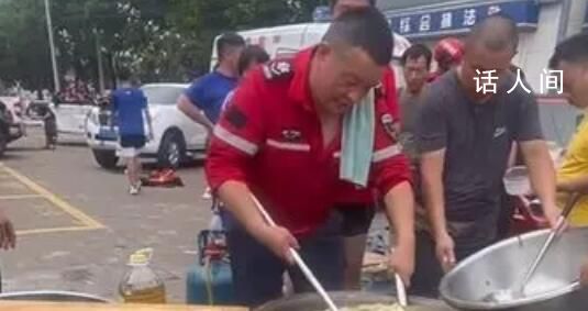 河南大哥涿州街頭4小時做13鍋燴面 網友：這面暖胃更暖心