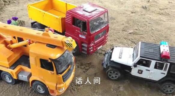 鏟車司機送市民過積水收20元引爭議 鏟車司機的做法引熱議