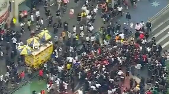 紐約爆發騷亂:人群向警方投擲石塊