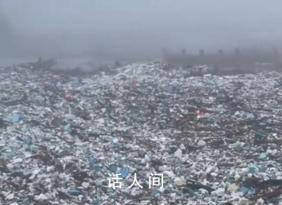 暴雨過后的下游河道:堆滿生活用品
