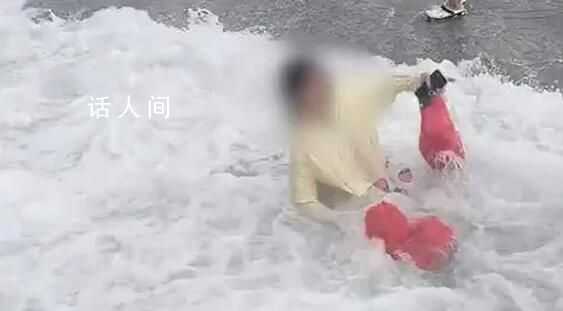 潿洲島大浪撲上路面 游客險被沖海里