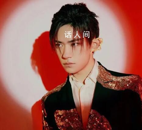 易烊千璽話筒涂鴉 展現公益力量