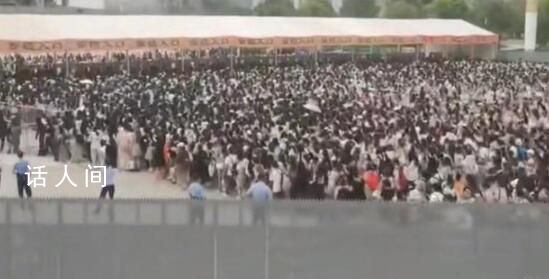 TFBOYS粉絲強沖安檢門 太瘋狂了