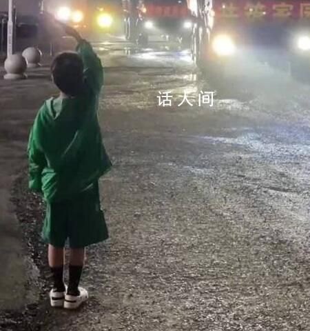 男孩等待1小時為向救援部隊敬禮 網友：這個敬禮是致敬更是對夢想的堅定