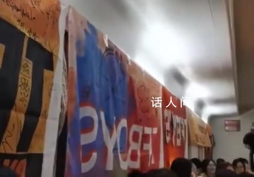 媒體評TFBOYS粉絲高鐵車廂搖旗唱歌 引發爭議