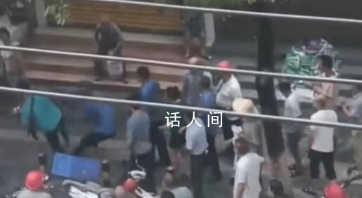 貴州一男子當街擊倒城管 警方回應