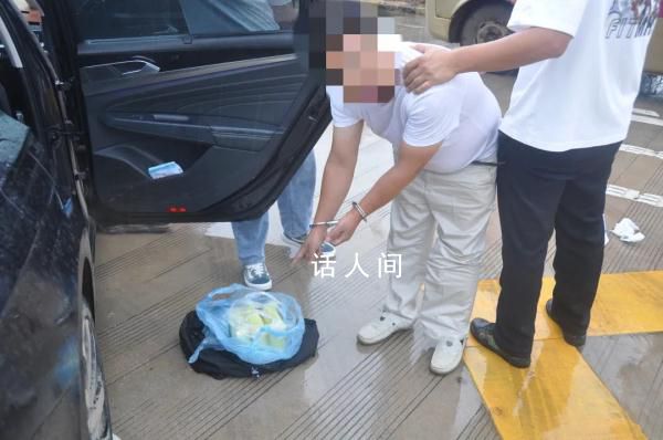 民警一拳捶爆車窗抓毒販 現場抓獲犯罪嫌疑人5人