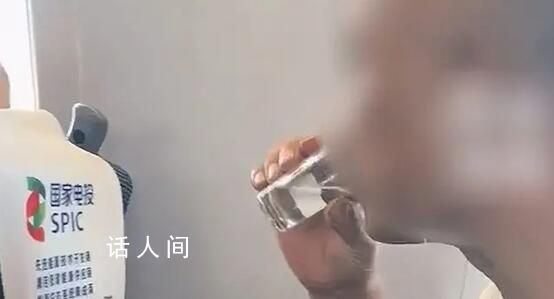 大爺高鐵上戴耳機(jī)喝白酒全程安靜 感覺(jué)大爺很有素質(zhì)