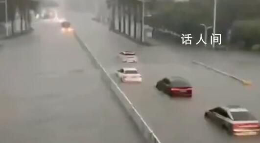 廣西南寧突降暴雨 有車輛被淹