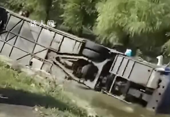 哈爾濱一載20多人客車翻進壕溝 引發了人們的關注