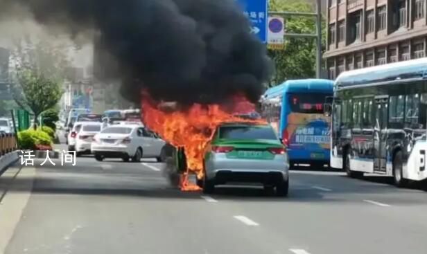 成都一出租車自燃引發大堵車 所幸無人員傷亡