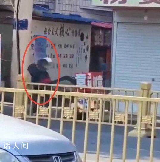 湖北男子沿街砍人 市民扔水桶阻止