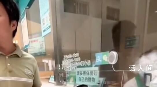 男子在醫(yī)院問詢時(shí)遭工作人員嘲諷 這個(gè)事件在社交媒體上引發(fā)了熱議
