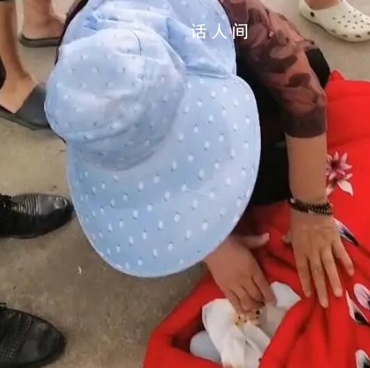 老太將男嬰放路邊離開 男嬰全身烏紫