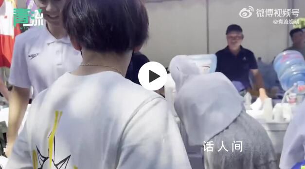 蘇翊鳴現(xiàn)身清華大學(xué)報(bào)到 完成了新生報(bào)到手續(xù)