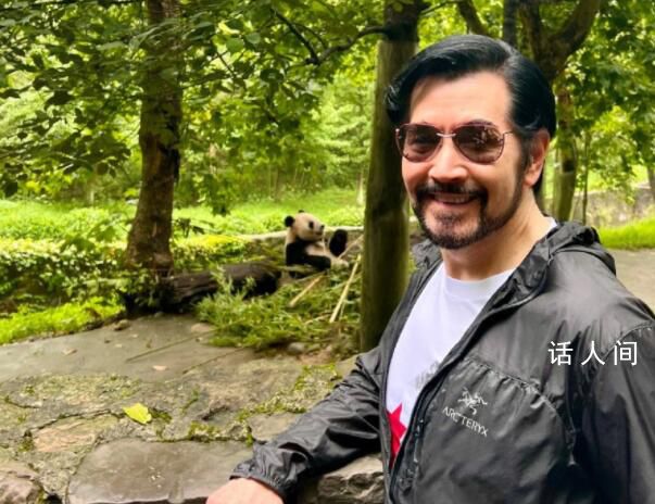 費翔見到了自己領養(yǎng)的大熊貓 畫面太有愛了