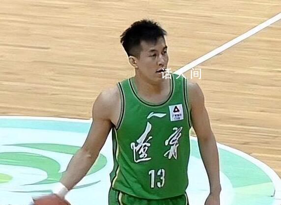 郭艾倫熱身賽中被驅(qū)逐出場(chǎng) 離場(chǎng)時(shí)郭艾倫與球迷告別