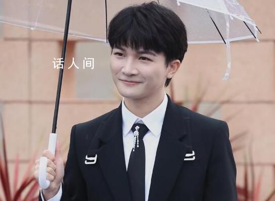 周深紅毯上修傘 展現藝人的貼心與敬業