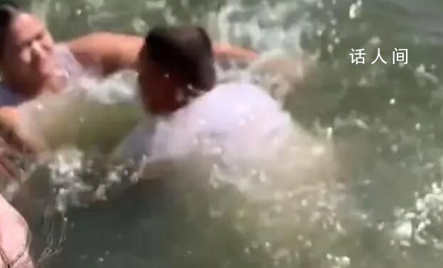 天津大爺直播遇溺水匆匆跳河救人 岸邊的路人紛紛給大爺鼓掌點贊