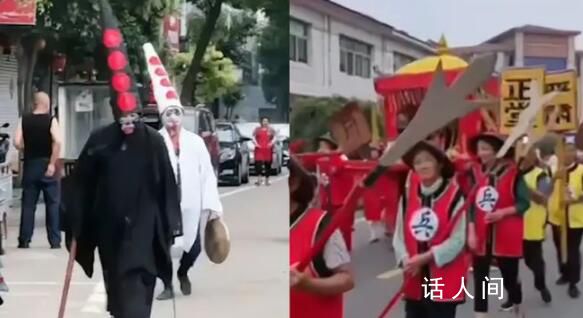 中元節(jié)市民扮黑白無常游街 為中元節(jié)增添了一抹獨特的風景