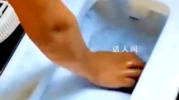 幼兒園老師徒手擦便池被贊很敬業 這一舉動引發了網友的不同看法