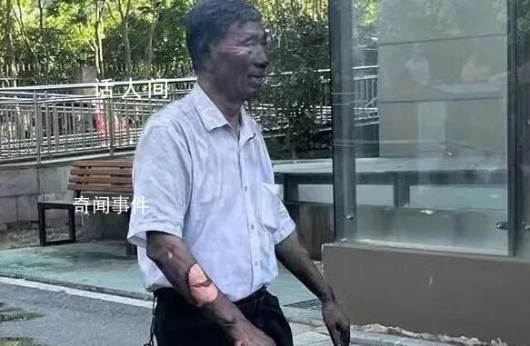 70歲保安沖入火場救火被灼成“雕像” 以為這是座雕像沒想到是個真人