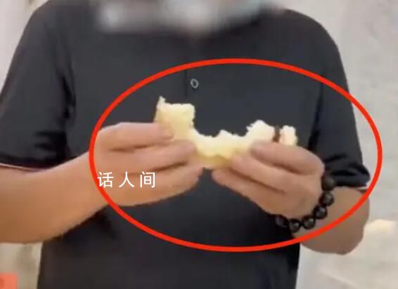 女子買到發霉面包店員當場吃下 引發了關注