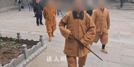女子稱景區(qū)拍照被僧人持棍追打 網(wǎng)友：這是元不夠了吧