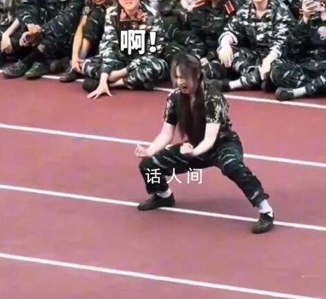 女生軍訓表演武術一聲吼震懾全場 展現出了非凡的英姿颯爽