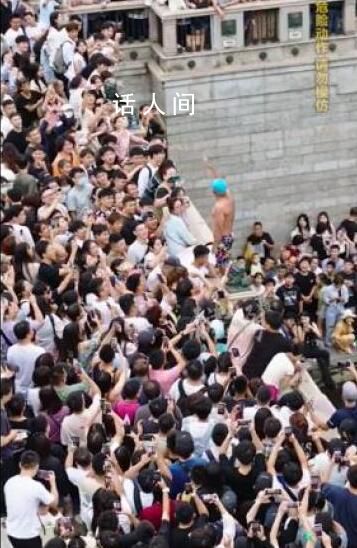 多人跟風(fēng)天津大爺跳水暈厥 最后被大爺們救起