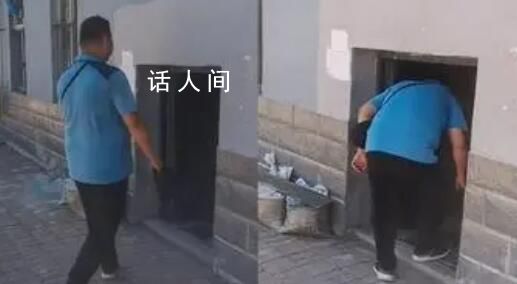 遼寧現(xiàn)“史上最矮單元門” 低頭貓腰才能進(jìn)去