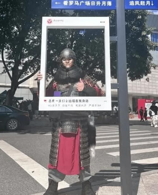大一男生36℃天穿40斤甲胄去報(bào)到 為什么要穿著甲胄來報(bào)到呢