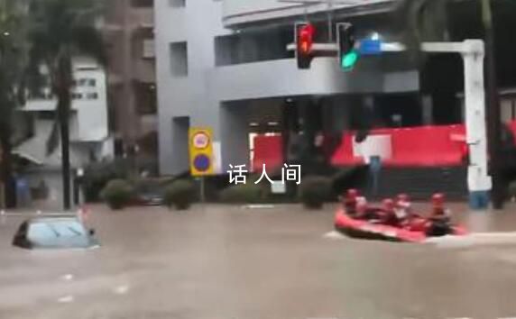 廣州暴雨后嚴重內澇:積水沒過車窗