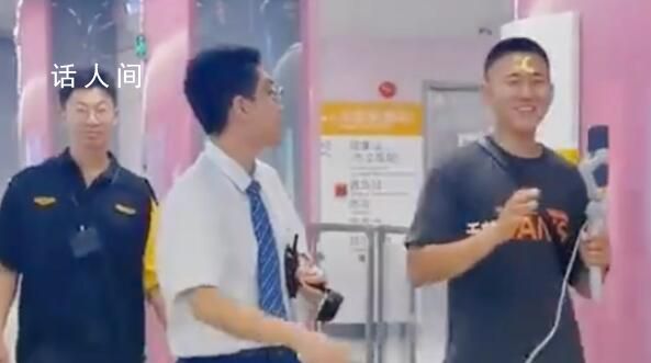 男子赴青島扮演地鐵判官 不少網友大呼低俗