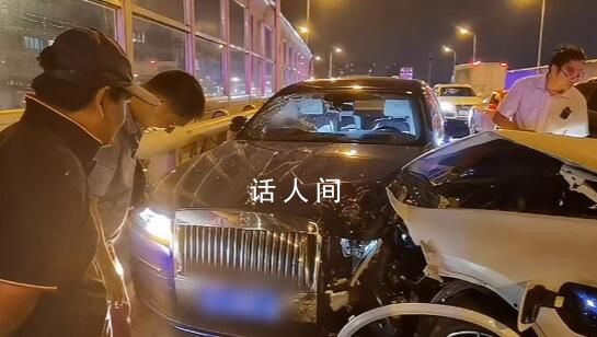 寶馬沖入對向車道直撞勞斯萊斯 車燈受損嚴重