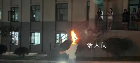 男生校內表演噴火:練了十來年