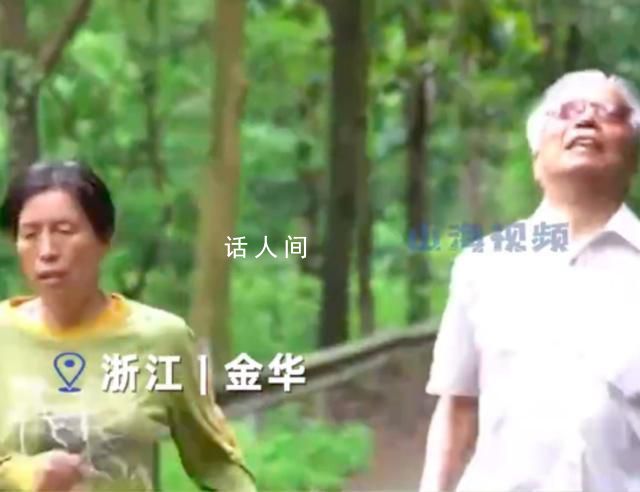 妻子用頭繩牽失明丈夫晨跑30年 實在是令人感動