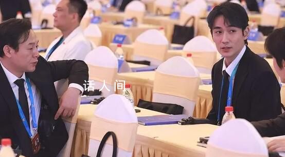 朱一龍張頌文像極了上課的你 兩位演員這么努力學(xué)習(xí)真是太敬佩了