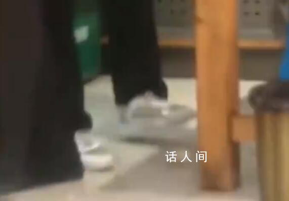 面館服務員用腳踩大蒜分瓣扒皮 實在是太惡心了