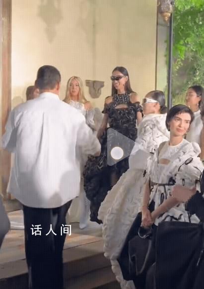 胡兵跑著跟谷愛凌合影 與年僅18歲的谷愛凌上演了一場夢幻聯(lián)動(dòng)