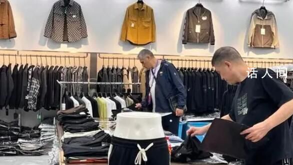 外國運動員逛市場開口就對半砍價 市場設(shè)置零錢攤位給來逛的外國運動員提供方便