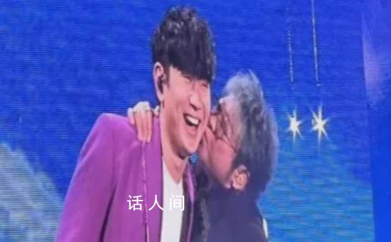 韓紅在演唱會親了林俊杰臉頰 林俊杰不僅沒有生氣還笑得十分開心