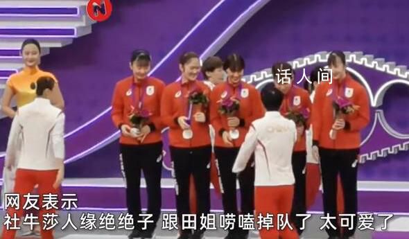 孫穎莎領獎時嘮嗑結果掉隊了 這一幕引發了觀眾們的忍俊不禁