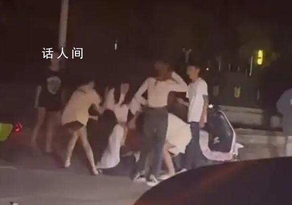 福州一女子當街遭多人毆打扒衣 有打人者穿著校服