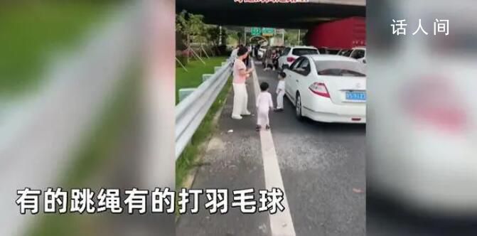 堵車路上有人遛娃有人遛狗 提前2天錯峰出行仍然遇堵車